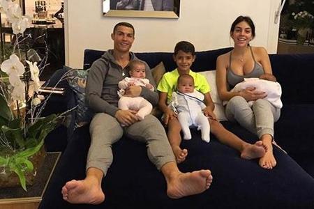 So sieht Familienidylle aus! Cristiano Ronaldo mit Freundin Georgina Rodriguez und seinen vier Kindern