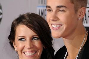 Was Justin Biebers Mutter über Selena Gomez denkt