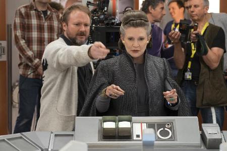 Regisseur Rian Johnson mit Carrie Fisher (1956-2016) bei den Dreharbeiten zu 