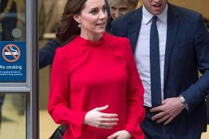 Erwischt! Auch Herzogin Kate macht den typischen Babybauch-Griff