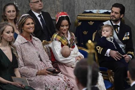 Prinzessin Sofia hält den frisch getauften Prinz Gabriel im Arm