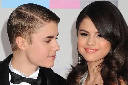 2011 waren Justin Bieber und Selena Gomez noch als Paar auf dem roten Teppich zu sehen 2011 waren Justin Bieber und Selena Gomez noch als Paar auf dem roten Teppich zu sehen