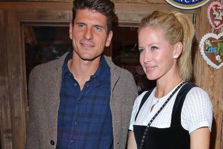 Mario Gomez mit seiner Ehefrau Carina