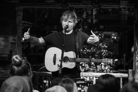 Ed Sheeran hat die Charts weiterhin fest im Griff