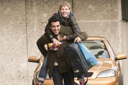 Elyas M'Barek als Lenny und Philip Noah Schwarz als David in 