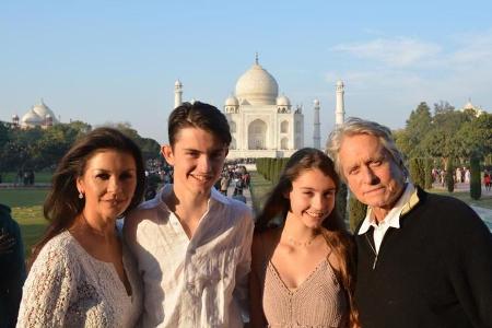 Catherine Zeta-Jones (v.l.) posiert mit Sohn Dylan, Tochter Carys und Ehemann Michael Douglas vor dem Taj Mahal in Indien