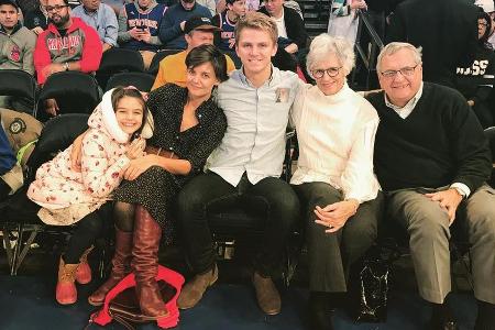 Drei Generationen der Holmes-Familie auf einem Bild Drei Generationen der Holmes-Familie auf einem Bild