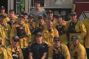 Rob Lowe hilft der Feuerwehr im Kampf gegen die Flammen