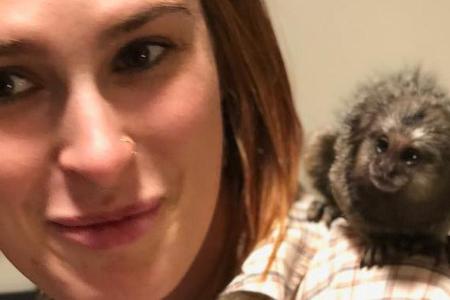 Rumer Willis mit ihrem neuen haarigen Freund auf der Schulter Rumer Willis mit ihrem neuen haarigen Freund auf der Schulter