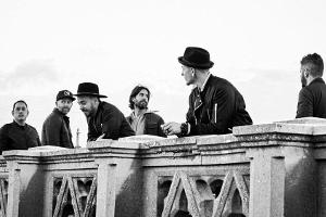 Linkin Park setzen mit "One More Light Live" ein Denkmal für Chester