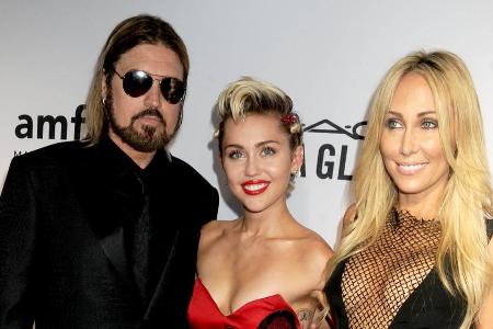 Miley Cyrus (m.) gratuliert ihren Eltern Billy Ray und Tish zu 24 Jahren Ehe Miley Cyrus (m.) gratuliert ihren Eltern Billy Ray und Tish zu 24 Jahren Ehe