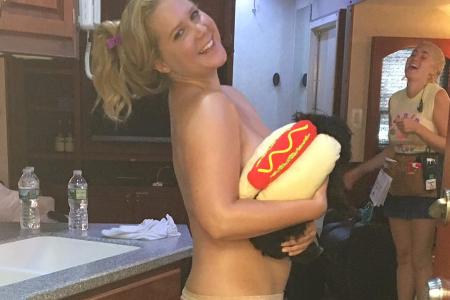 Ein ungewöhnlicher Schnappschuss: Die Halbnackte Amy Schumer und ihr Hund im Hotdog-Kostüm Ein ungewöhnlicher Schnappschuss: Die Halbnackte Amy Schumer und ihr Hund im Hotdog-Kostüm