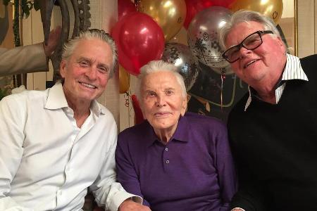 Tolles Vater-Söhne-Trio: Michael Douglas, Kirk Douglas und Joel Douglas (v.l.n.r) Tolles Vater-Söhne-Trio: Michael Douglas, Kirk Douglas und Joel Douglas (v.l.n.r)