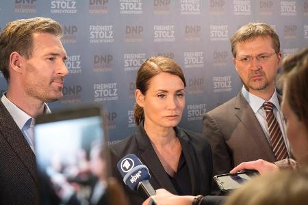 Nina Schramm (Anja Kling) bei einer Pressekonferenz der Neuen Patrioten