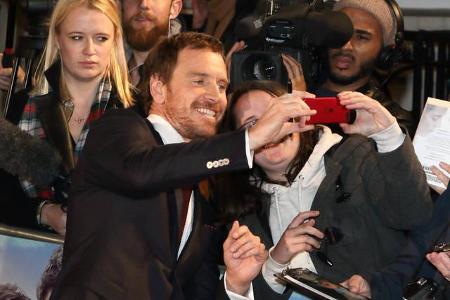 ...und so posierte Michael Fassbender ganz brav mit zahlreichen seiner (vornehmlich weiblichen) Anhänger, schrieb Autogramme...