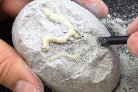 Überraschungseier unterschiedlicher Hersteller gibt es mit zahlreichen Inhalten. Hobby-Archäologen können so zum Beispiel ih...