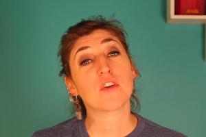 Dieses Wort will Mayim Bialik nicht mehr über Frauen hören