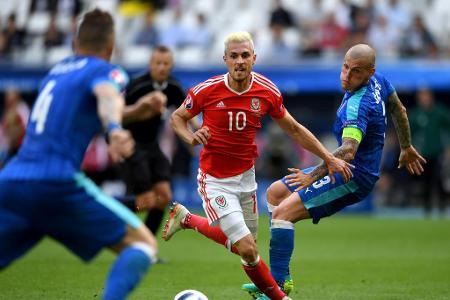 Aaron Ramsey hat für die EM tief in den weißen Farbtopf gegriffen. Die Ähnlichkeit mit einem gewissen Teenie-Popstar lässt s...