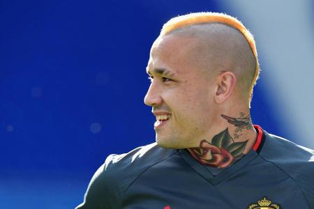 Die Bezeichnung 'Paradiesvogel' passt perfekt: Neben seinem großen Rosentattoo am Hals fällt Belgiens Mittelfeldspieler durc...