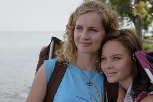 Endlich am Plattensee in Ungarn angekommen: die Schwestern Catrin (Cornelia Gröschel) und Maja (Sonja Gerhardt, r.)