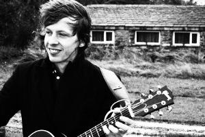 Max Prosa: Der Singer-Songwriter übt Kritik an seiner eigenen Zunft