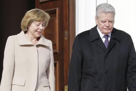 Daniela Schadt und Bundespräsident Joachim Gauck vor dem Schloss Bellevue