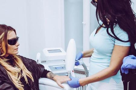 Sophia lässt sich ein kleines Tattoo am Finger entfernen