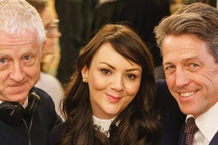 Martine McCutcheon umrahmt von Hugh Grant (r.) und Richard Curtis