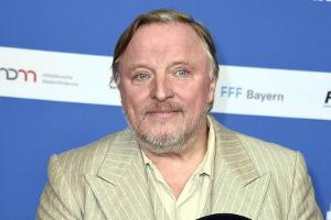 Axel Prahl wird in Zukunft besser darauf achten, was von seinen Accounts aus bestellt wird