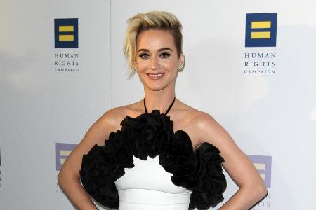 Katy Perrys Look wirkte durch das eng anliegende Kleid und die großen Rüschen sexy und verspielt zugleich