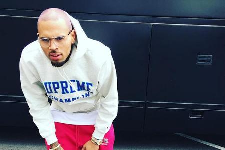Chris Brown überrascht seine Fans mit rosa Haaren