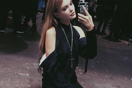 Moderatorin Bonnie Strange trägt die Netzstrumpfhose zu Stiefeln.