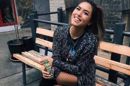 Genauso wie Instagram-Star Shanti Joan Tan. Sie entscheidet sich für Overknee-Stiefel.