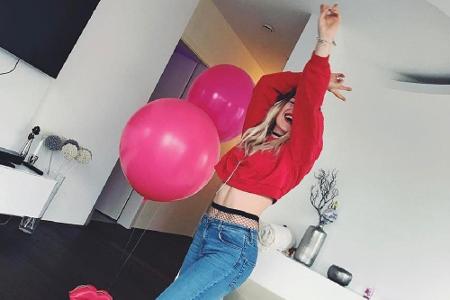 YouTube-Star Bianca Heinicke trägt ihre Netzstrumpfhose wie Stefanie Giesinger: unter einer Jeans.