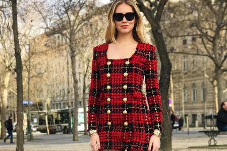 Mode-Bloggerin Chiara Ferragni betont ihre schlanken Beine mit einer dunklen Strumpfhose, die die Netze nur aufgedruckt hat.