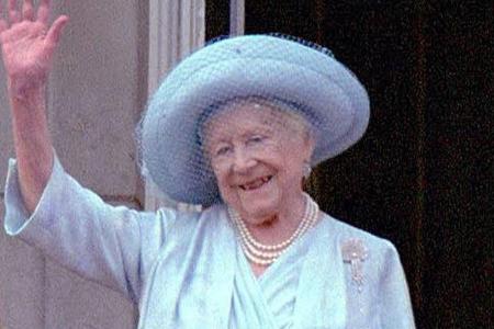 Queen Mum an ihrem 100. Geburtstag auf dem Balkon des Buckingham Palace im Jahr 2000