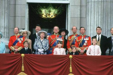 Einer ihrer letzten Auftritte: Queen Mum (l.) mit ihrer Familie auf dem Balkon des Buckingham Palace im September 2001