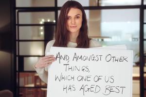 14 Jahre nach der legendären Szene im Original greift Schauspielerin Keira Knightley zu Pappschildern