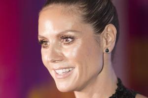 Wer nicht blank zieht, fliegt: Oben-ohne-Zwang bei Heidi Klum
