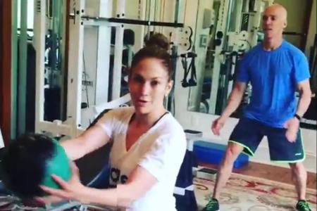 Mit Gewichten und Bällen zur Traumfigur: Ein Fitnesstrainer sorgt dafür, dass die Sängerin im wahrsten Sinne des Wortes am B...