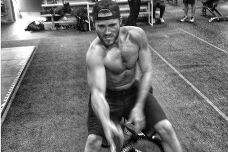 Scott Eastwood (30) hat seinen stählernen Körper dem regelmäßigen Gang ins Fitnessstudio zu verdanken.