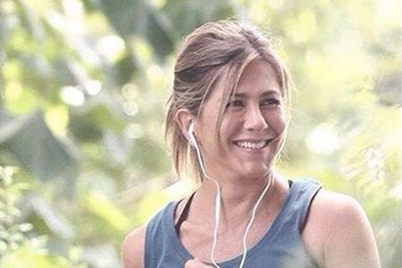 Jennifer Aniston (47) präsentiert sich auf Instagram mehrfach draußen in der Natur. Wenn sie nicht gerade läuft, macht sie Y...