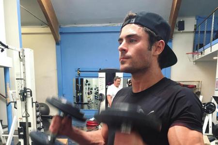 Zac Efron (28) legt offenbar besonderen Wert auf einen trainierten Bizeps.