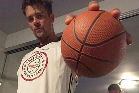 Josh Duhamel (43) schaut sich Basketballspiele nicht nur an, sondern wird auch selbst auf dem Sportplatz aktiv.