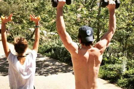 Dobrevs Ex-Freund Ian Somerhalder (37) begibt sich mit Hanteln und seiner Frau Nikki Reed (27) in die Natur.