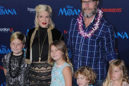Hier waren sie noch zu sechst: Tori Spelling mit ihrer Familie Hier waren sie noch zu sechst: Tori Spelling mit ihrer Familie