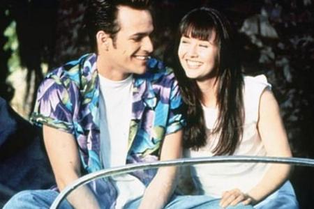 Dylan und Brenda, gespielt von Luke Perry und Shannen Doherty, schwebten in Dylan und Brenda, gespielt von Luke Perry und Shannen Doherty, schwebten in