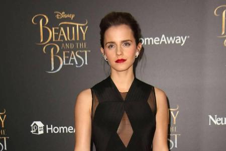 Emma Watson wirkt durch die schwarze Robe und den roten Lippenstift elegant und verführerisch Emma Watson wirkt durch die schwarze Robe und den roten Lippenstift elegant und verführerisch