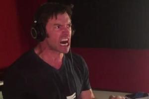 Hugh Jackman beim Synchronisieren im Studio
