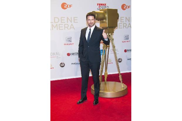 ...seinem Kollegen Gerard Butler, der 2016 die Trophäe von seinem Kumpel Til Schweiger überreicht bekam, fiel das Urteil der...
